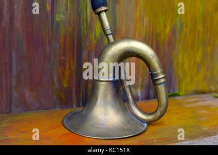 Altes messing Musikinstrument auf den lackierten Regal oder Tisch platziert, closeup Schuß Stockfoto