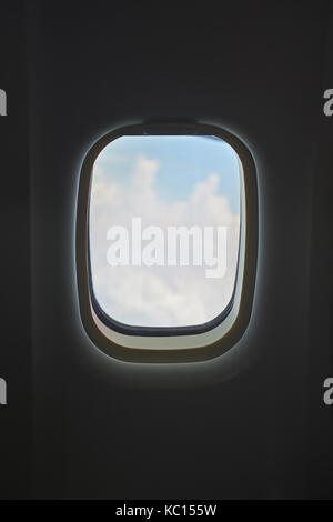 Ein Flugzeug Fenster mit Copy Platz in Wolken Himmel anzeigen Stockfoto