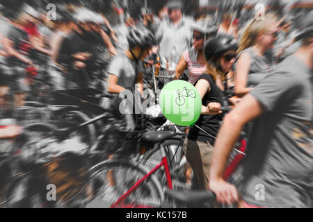 Berlin, Deutschland - 11 Juni 217: viele Menschen auf Fahrrädern auf einem Fahrrad-Demonstration (Sternfahrt) in Berlin, Deutschland. Stockfoto