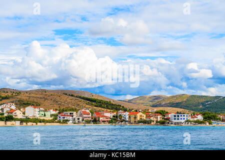 Bunte Häuser in einem kleinen Dorf an der Küste in der Nähe von Sibenik, Dalmatien, Kroatien Stockfoto