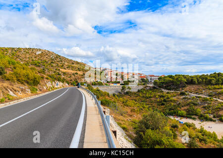 Weg nach Primosten, Kroatien - Sep 3, 2017: Küstenstraße entlang See zwischen den Städten Sibenik und Primosten, Dalmatien, Kroatien. Stockfoto