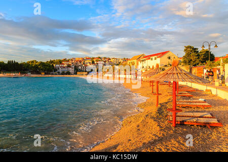 Blick auf den Strand bei Sonnenuntergang Zeit in Primosten, Dalmatien, Kroatien Stockfoto