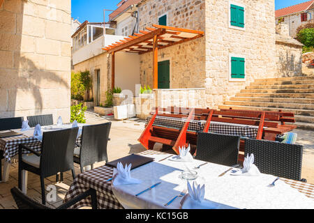 ROGOZNICA, KROATIEN - Sep 4, 2017: Tabellen im traditionellen Restaurant in Rogoznica Altstadt, Dalmatien, Kroatien. Stockfoto