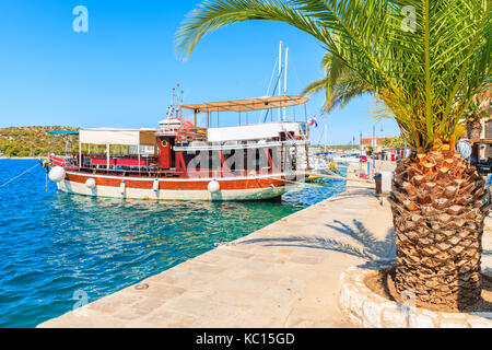 Touristenboot Verankerung in Rogoznica port, Dalmatien, Kroatien Stockfoto