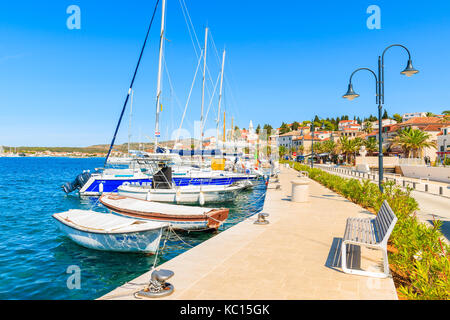 ROGOZNICA, KROATIEN - Sep 4, 2017: Segeln und Angeln Boote ankern in Rogoznica port entlang der Küstenpromenade, Dalmatien, Kroatien. Stockfoto