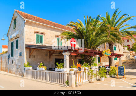 ROGOZNICA, KROATIEN - Sep 4, 2017: Traditionelles Restaurant in Rogoznica Altstadt, Dalmatien, Kroatien. Stockfoto