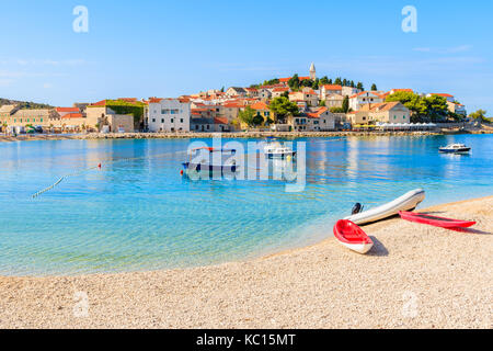 Kajaks und Boote am Strand in Primosten, Dalmatien, Kroatien Stockfoto