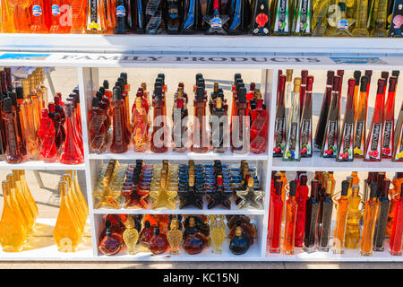 PRIMOSTEN, KROATIEN - Sep 5, 2017: Marktstand mit Alkohol Flaschen aus lokalen Produkten in Primosten Stadt gemacht, Dalmatien, Kroatien. Stockfoto