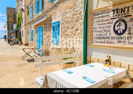 PRIMOSTEN, KROATIEN - Sep 5, 2017: Tabelle in traditionellen lokalen Restaurant auf der Uferpromenade Altstadt von Primosten, Dalmatien, Kroatien. Stockfoto