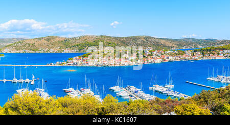 Anzeigen von Rogoznica Altstadt mit Segelschiffen aus hoher Aussichtspunkt, Dalmatien, Kroatien Stockfoto