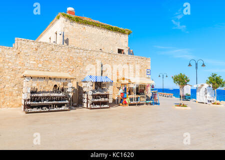 PRIMOSTEN, KROATIEN - Sep 6, 2017: Markt steht mit lokalen handgefertigte Souvenirs vor der Altstadt Tor in Primosten, Dalmatien, Kroatien. Stockfoto