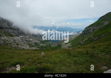 Blick nach unten in Richtung Samoëns vom Col de Bostan, Tour des Dents Blanches, Alpen Stockfoto