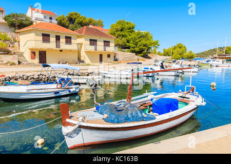 Fischerboote Verankerung in den kleinen Hafen von Razanj, Dalmatien, Kroatien Stockfoto