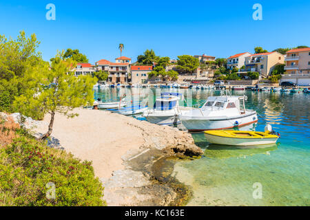 Boote ankern in den kleinen Hafen von Razanj, Dalmatien, Kroatien Stockfoto