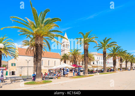 TROGIR, KROATIEN - Sep 6, 2017: Kirche auf der Strandpromenade mit Palmen in der Altstadt von Trogir, Dalmatien, Kroatien. Stockfoto