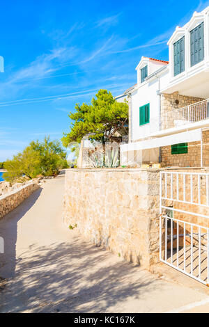 Apartments an der Küste entlang in das Meer Primosten Altstadt, Dalmatien, Kroatien Stockfoto