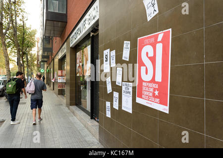 Plakate, die das katalanische Referendum um El Poblenou fördern. Stockfoto