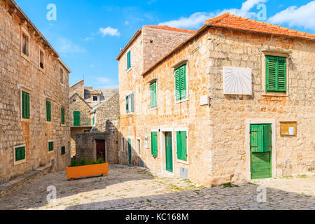 Stadt Postira, Kroatien - Sep 7, 2017: Straße mit typischen Steinhäusern in Postira Altstadt, Insel Brac, Kroatien. Stockfoto