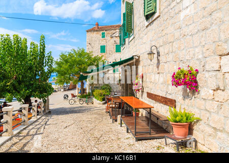 Stadt Postira, Kroatien - Sep 7, 2017: Traditionelles Restaurant mit Pflanzen und Blumen in Postira Port eingerichtet, Insel Brac, Kroatien. Stockfoto