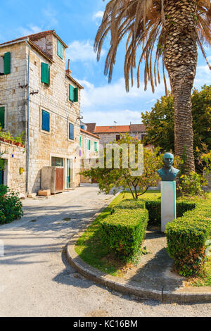 Insel Brac, Kroatien - Sep 7, 2017: Kleine Statue von Validmir Nazor in Postira Dorf. Er ist wie ein bekannter Dichter, Schriftsteller, Übersetzer, Stockfoto