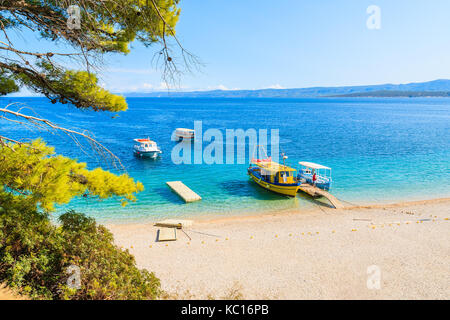 Ausflugsboote am wunderschönen Strand Zlatni rat in Bol, Insel Brac, Kroatien Stockfoto