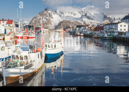 Boote im Hafen von Henningsvær. Lofoten. Norwegen. Stockfoto