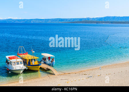 Ausflugsboote am wunderschönen Strand Zlatni rat in Bol, Insel Brac, Kroatien Stockfoto