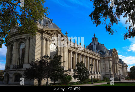 Laterale Ansicht des Gebäudes kleine Palalce-Petit Palais in Paris. Stockfoto