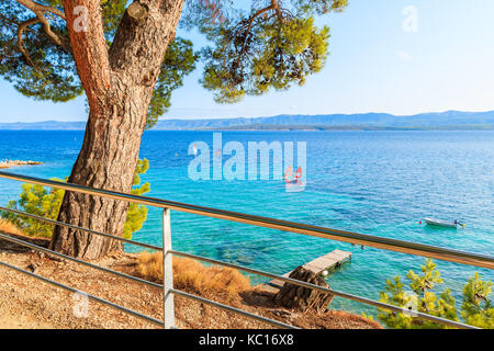 Blick auf das Meer mit zwei Windsurfer aus Uferpromenade in Bol, Insel Brac, Kroatien Stockfoto