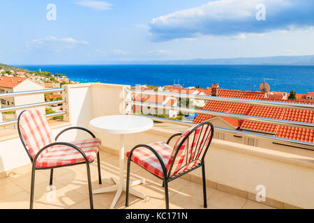 Stadt Bol, Kroatien - Sep 10, 2017: zwei Stühle mit Tisch auf der Terrasse der Ferienwohnung in Bol, Insel Brac, Kroatien. Diese Insel hat berühmte Port Stockfoto