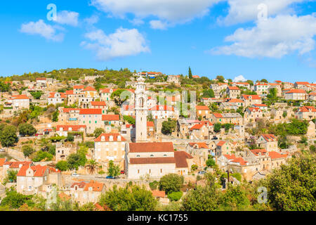 Blick auf lozisca Dorf mit bunten Häuser und Kirche, Insel Brac, Kroatien Stockfoto