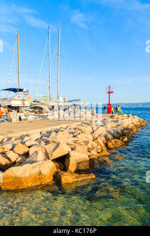 Bol, Kroatien - May 12, 2017: Segelboote im Hafen bei Sonnenuntergang zeit Bol, Insel Brac, Kroatien. Stockfoto