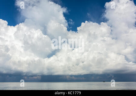Sturmwolken über dem Meer in Thailand Stockfoto