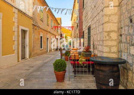 Restaurant Tische auf der Straße von Bol Hafen Altstadt, Insel Brac, Kroatien Stockfoto