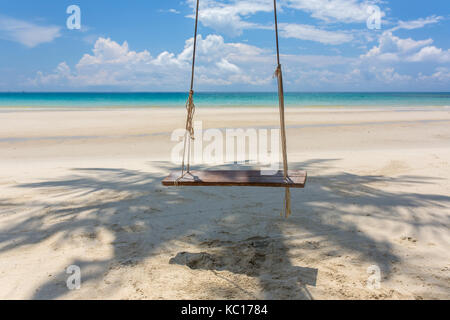 Holz- Schwingen hängen an der Beach auf Koh Kood Insel in Thailand. Stockfoto