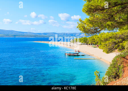 Blick auf die berühmten Goldenen Horn Strand in Bol auf der Insel Brac von Kroatien im Sommer Stockfoto