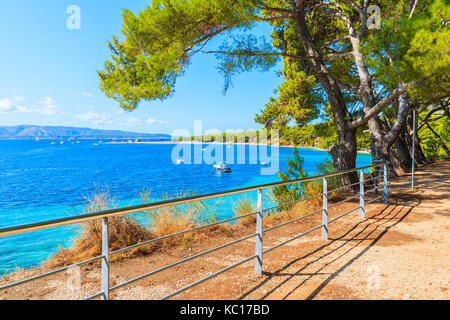 Blick auf die schöne Küste von Coastal Walkway zu zlatni Ratte bei Bol auf der Insel Brac, Kroatien im Sommer Stockfoto