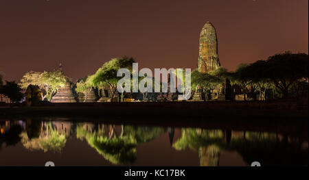 Wat Phra Ram Tempel bei Nacht in Ayuthaya Historical Park, einem UNESCO-Weltkulturerbe in Thailand Stockfoto