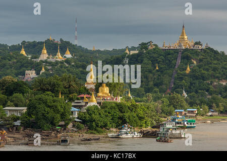 Goldene Pagode in Sagaing Hill, Mandalay, Myanmar. Stockfoto