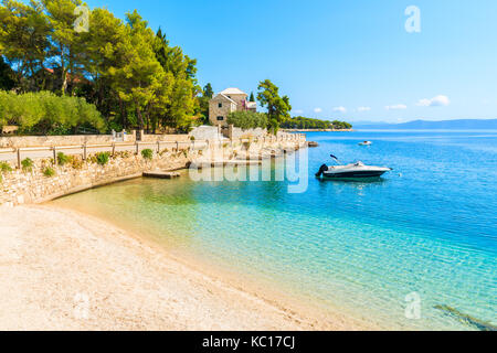 Das türkisfarbene Meer Wasser Strand in Sumartin auf der Insel Brac, Kroatien Stockfoto