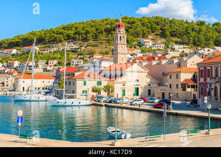 Blick auf malerische pucisca Port mit schönen Kirche, Insel Brac, Kroatien Stockfoto