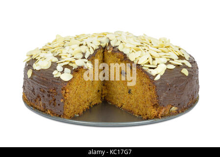 Karottenkuchen mit mandelflocken auf weißem Hintergrund mit Freistellungspfad isoliert Stockfoto