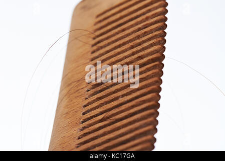 Dunkle Haare im Kamm Holz close-up auf weißem Hintergrund Stockfoto