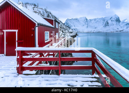 Typische Häuser der Fischer namens Rorbu, Lofoten, Norwegen Stockfoto