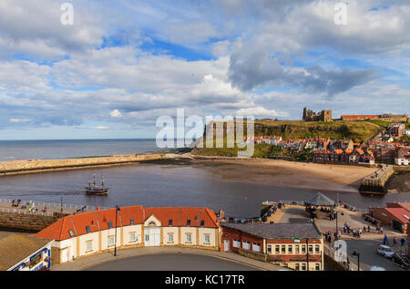 Die 'Bark Endeavour', eine Replik Segelschiff, Teil der Captain Cook Erfahrung und der Alte Fährmann Tierheim Apartments, Whitby, Yorkshire, Großbritannien Stockfoto