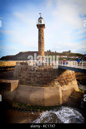 Der West Pier Leuchtturm mit der geriffelten Grecian Spalte im Oktober 1831 in Whitby Hafen Eingang, Yorkshire, England abgeschlossen Stockfoto