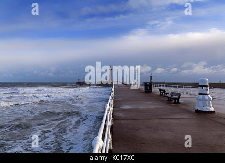 Stürmischer See unterhalb der West Pier kannelierten Grecian Leuchtturm, abgeschlossen im Oktober 1831, in Whitby Hafen Eingang. Küste von North Yorkshire, England Stockfoto