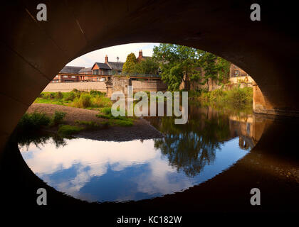 Die 1869 Bügeleisen Chantry Fußgängerbrücke über den Fluss Wansbeck. Von unterhalb der Telford Brücke, Morpeth, Northumberland, England gesehen Stockfoto