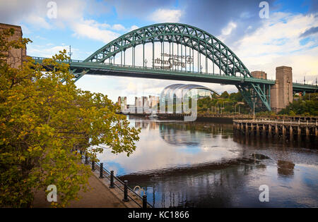 Das Tyne Straße Brücke mit dem Salbei Konzerthalle, in Gateshead liegt am Südufer des River Tyne Tyne und Wear, Tyneside, England Stockfoto