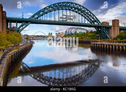 Das Tyne Straße Brücke mit dem Salbei, Veranstaltungsort für Konzerte und Gateshead Millennium Bridge am Südufer des River Tyne Tyne und Wear, Tyneside, England Stockfoto